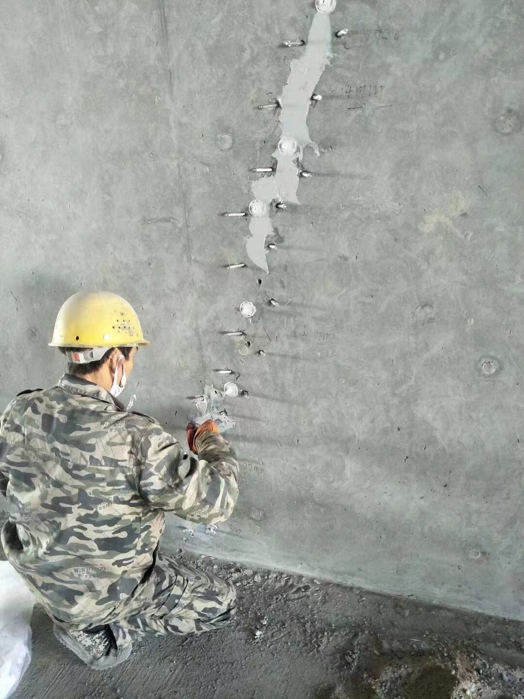 龙州混凝土楼板裂缝加固施工的方案